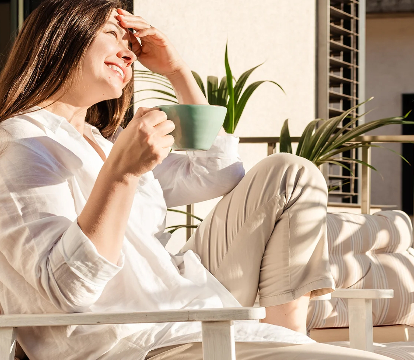 Persona eligiendo tarifa eléctrica en un portátil